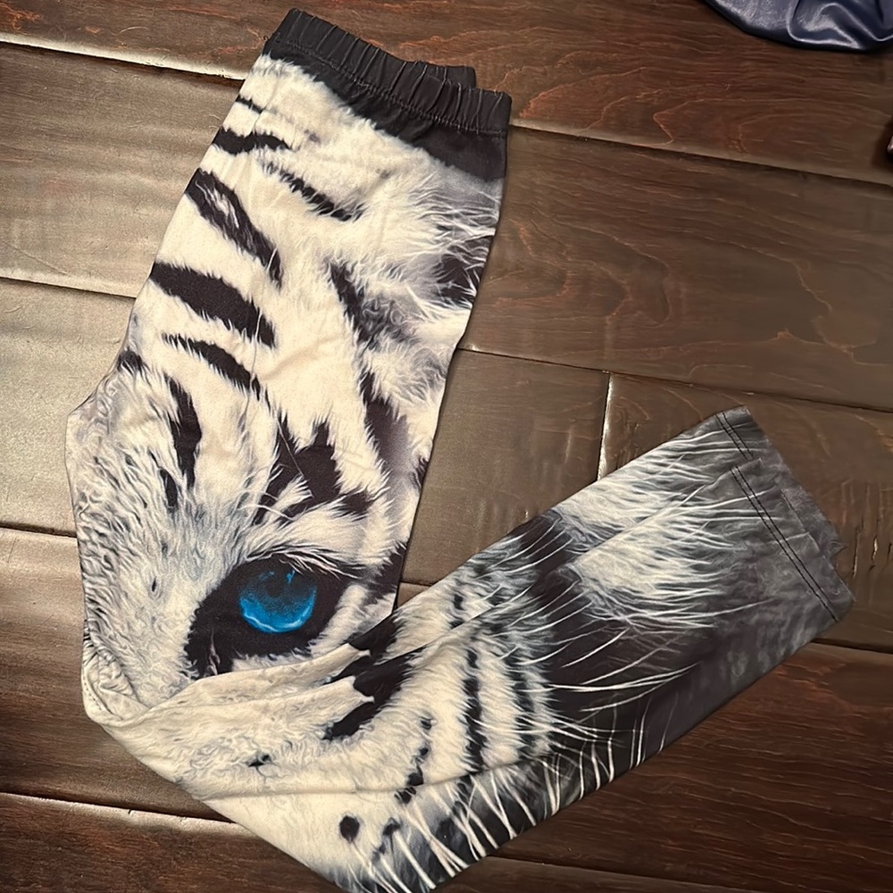 New Denimax leggings XS 3/4 length stretchy snow tiger print